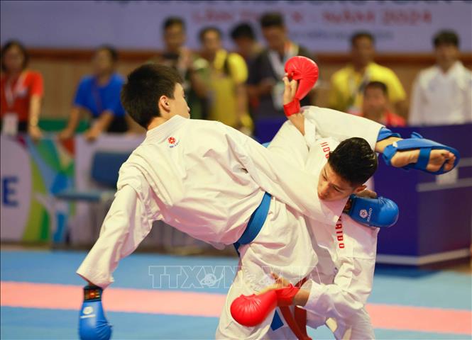 Thi đấu môn Karate, cấp THCS, nội dung Kumite cá nhân Nam -50kg. Ảnh: Thanh Tùng - TTXVN