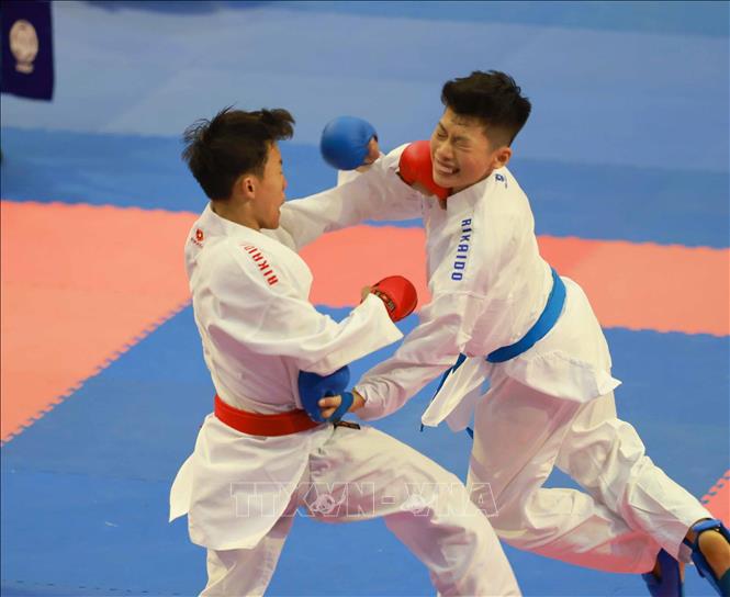 Thi đấu môn Karate, cấp THCS, nội dung Kumite cá nhân Nam -50kg. Ảnh: Thanh Tùng - TTXVN