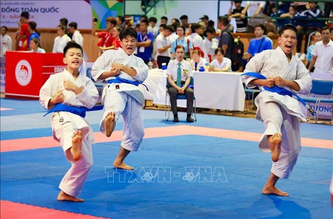 Thi đấu môn Karate, nội dung Kata đồng đội Nam. Ảnh: Thanh Tùng - TTXVN
