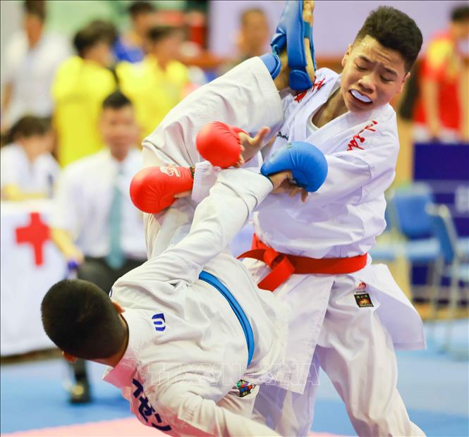 Thi đấu môn Karate, cấp THCS, nội dung Kumite cá nhân Nam -50kg. Ảnh: Thanh Tùng - TTXVN