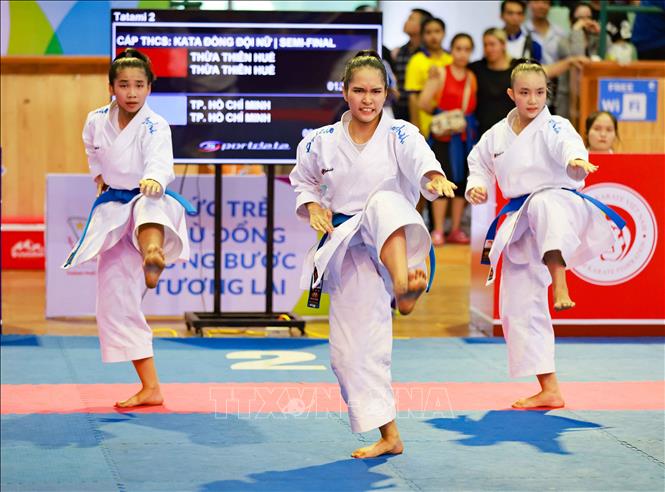 Thi đấu môn Karate, nội dung Kata đồng đội Nữ. Ảnh: Thanh Tùng - TTXVN