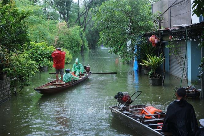 Trong những ngày này, người dân xã Nam Phương Tiến phải di chuyển chủ yếu bằng thuyền do nước ngập sâu. Ảnh: Hoàng Hiếu - TTXVN