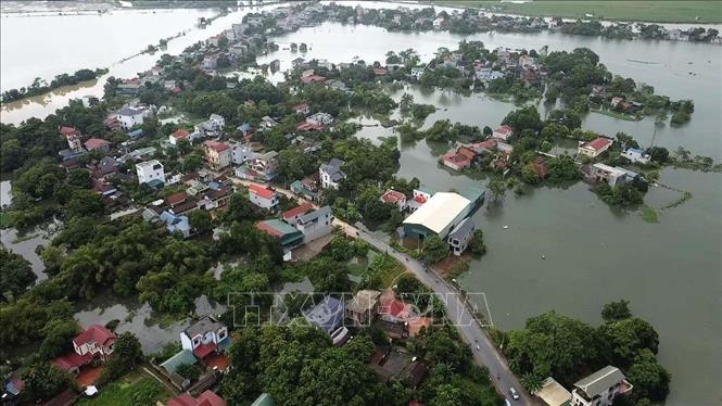 Nước dâng cao khiến thôn Nam Hài (huyện Chương Mỹ, Hà Nội) bị cô lập. Ảnh: Hoàng Hiếu - TTXVN