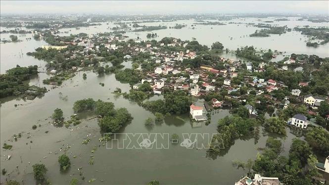 Nước dâng cao khiến thôn Nam Hài (huyện Chương Mỹ, Hà Nội) bị cô lập. Ảnh: Hoàng Hiếu - TTXVN