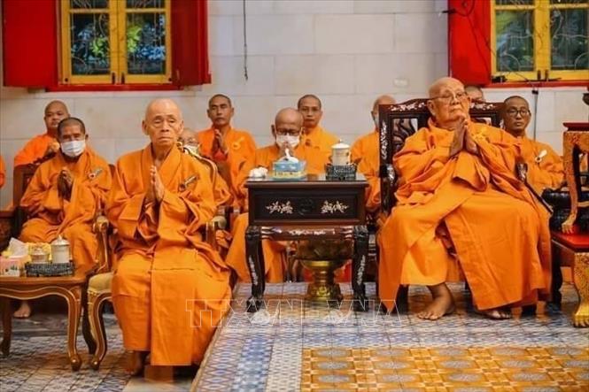 Trưởng lão hòa thượng Thích Tịnh Liên (ngoài cùng bên phải), Tăng trưởng phái An Nam tông và các nhà sư trụ trì các chùa Việt tại Thái Lan tại buổi lễ nhận sắc phong. Ảnh: TTXVN phát