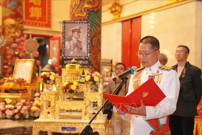 Vụ trưởng Vụ Tôn giáo, Bộ Văn hoá Thái Lan, ông Theetat Phimpha đọc quyết định sắc phong của Nhà vua đối với 9 vị chư tôn đức giáo phẩm là trụ trì các chùa Việt tại Thái Lan. Ảnh: TTXVN phát