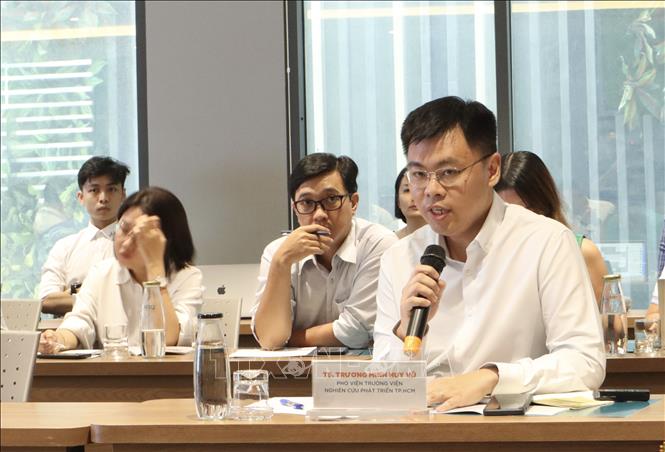 Tiến sĩ Trương Minh Huy Vũ, Phó Viện trưởng Viện Nghiên cứu phát triển Thành phố Hồ Chí Minh nêu ý kiến tại toạ đàm. Ảnh: Xuân Anh -TTXVN