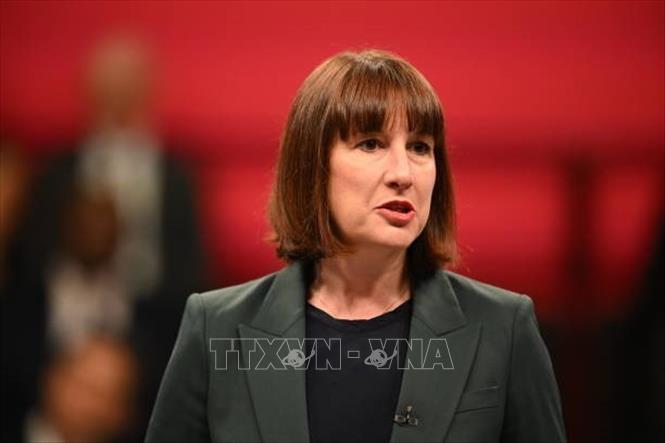 (Tư liệu) Bộ trưởng Tài chính Anh Rachel Reeves phát biểu tại Purfleet, Anh, ngày 16/5/2024. Ảnh: Getty Images/TTXVN