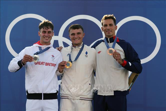 VĐV Nicolas Gestin (giữa) của Pháp giành HCV, Adam Burgess (trái) của Anh giành HCB và Matej Benus của Slovakia giành HCĐ nội dung đua thuyền vượt chướng ngại vật đơn nam tại Olympic Paris 2024 ở Vaires-sur-Marne, Pháp, ngày 29/7/2024. Ảnh: THX/TTXVN