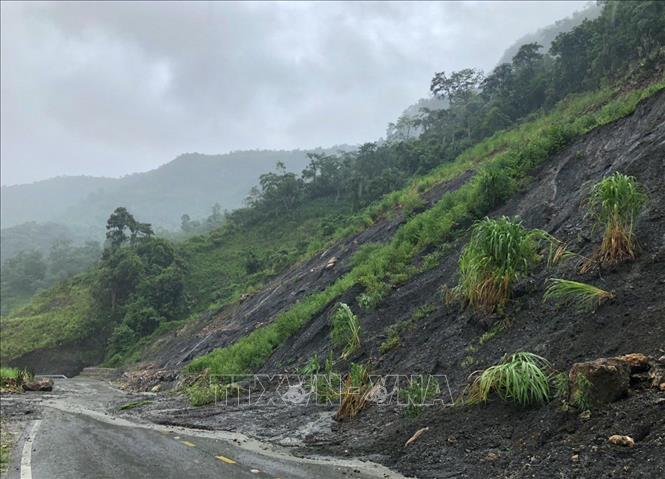 Điểm sạt lở tại Km120, quốc lộ 12, đoạn qua xã Huổi Lèng, huyện Mường Chà. Ảnh: TTXVN phát