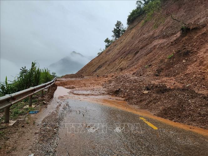 Điểm sạt lở tại Km22+200, quốc lộ 6. Ảnh: TTXVN phát