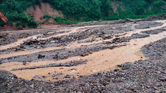 Điểm sạt lở tại Km1+520, tỉnh lộ 140. Ảnh: TTXVN phát