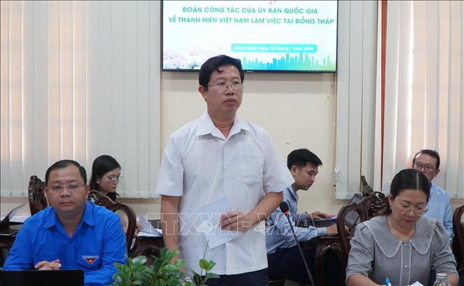 Phó Chủ tịch UBND tỉnh Đồng Tháp Huỳnh Minh Tuấn phát biểu tại buổi làm việc. Ảnh: Nhựt An - TTXVN