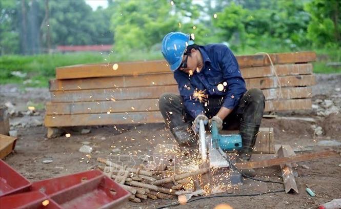 Công nhân thi công dự án cầu Lạc Quần. Ảnh: Thái Thuần - TTXVN