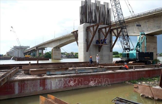 Thi công Dự án cầu Lạc Quần. Ảnh: Thái Thuần - TTXVN