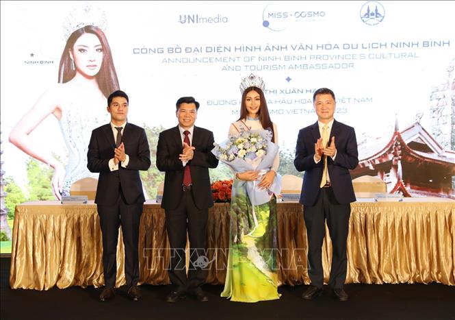 Hoa hậu Hoàn vũ Việt Nam Bùi Thị Xuân Hạnh trở thành đại diện hình ảnh Văn hóa Du lịch Ninh Bình. Ảnh: Đức Phương - TTXVN