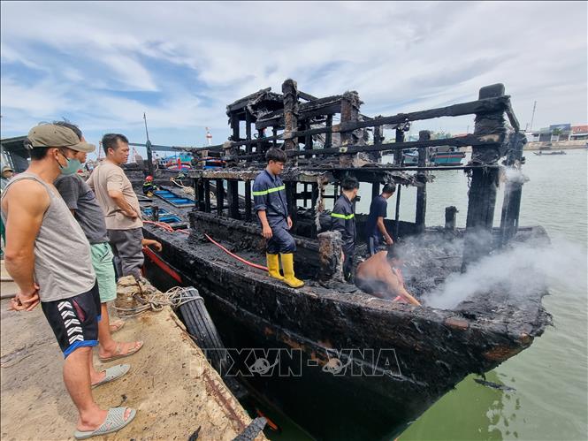 Hiện trường vụ cháy tàu cá neo đậu tại Cảng Ninh Chữ (xã Tri Hải, huyện Ninh Hải, tỉnh Ninh Thuận). Ảnh: Nguyễn Thành - TTXVN
