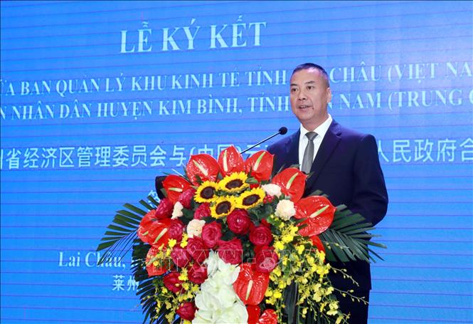 Deputy head of the Jinping administration Yao Zhi Ming speaks at the signing ceremony. VNA Photo: Quý Trung