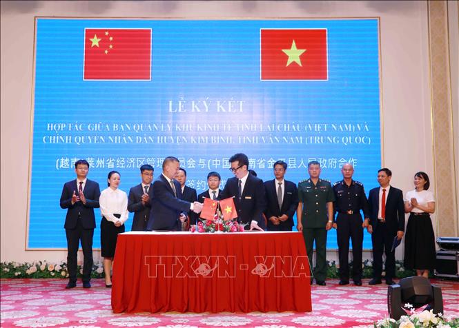 A view of the signing ceremony. VNA Photo: Quý Trung 