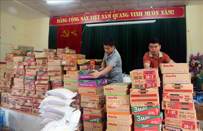 Tập kết hàng hóa, nhu yếu phẩm từ các nhà hảo tâm để hỗ trợ nhân dân xã Tông Cọ, huyện Thuận Châu, tỉnh Sơn La. Ảnh: Quang Quyết - TTXVN