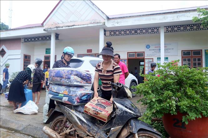 Nhân dân xã Tông Cọ, huyện Thuận Châu, tỉnh Sơn La nhận nhu yếu phẩm từ các nhà hảo tâm. Ảnh: Quang Quyết - TTXVN