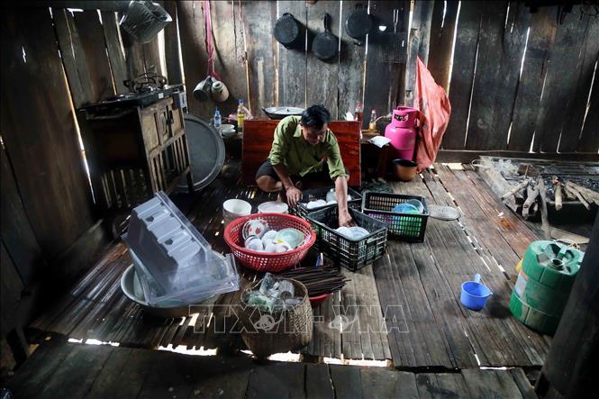 Nhân dân bản Phé, xã Tông Cọ, huyện Thuận Châu, tỉnh Sơn La vệ sinh các vật dụng còn sót lại sau trận ngập lụt. Ảnh: Quang Quyết - TTXVN
