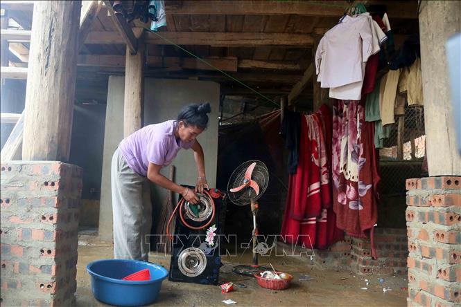 Nhân dân bản Phé, xã Tông Cọ, huyện Thuận Châu, tỉnh Sơn La vệ sinh các vật dụng còn sót lại sau trận ngập lụt. Ảnh: Quang Quyết - TTXVN