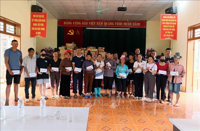 Các nhà hảo tâm trao tiền hỗ trợ cho nhân dân xã Tông Cọ, huyện Thuận Châu, tỉnh Sơn La. Ảnh: Quang Quyết - TTXVN