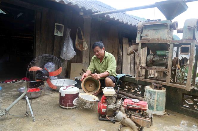 Nhân dân bản Phé, xã Tông Cọ, huyện Thuận Châu, tỉnh Sơn La vệ sinh các vật dụng còn sót lại sau trận ngập lụt. Ảnh: Quang Quyết - TTXVN