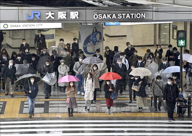 Người đi làm hàng ngày di chuyển ở Osaka, Nhật Bản. Ảnh: Kyodo/TTXVN