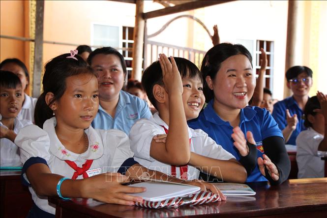 Các thanh, thiếu nhi phát biểu tại lớp học tiếng Anh. Ảnh: Nguyễn Hằng - TTXVN