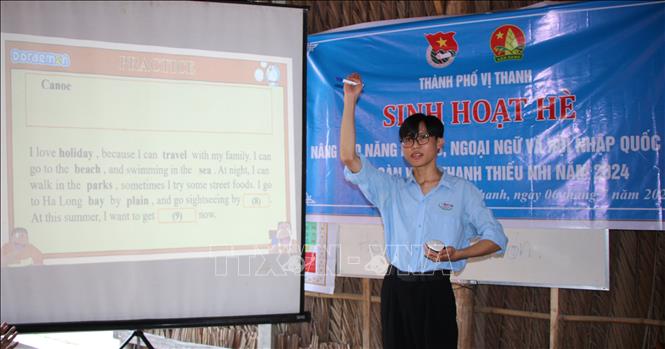 Tình nguyện viên giảng dạy tiếng anh trong đợt hè. Ảnh: Nguyễn Hằng - TTXVN