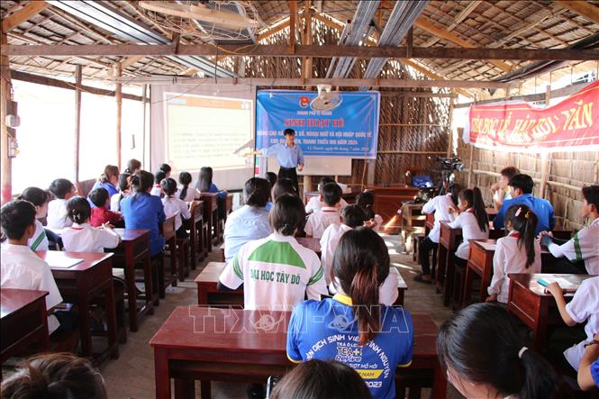 Lớp dạy tiếng Anh cho thanh, thiếu nhi là đồng bào dân tộc thiểu số tổ chức trong khuôn viên chùa Mahamankolransaykhu, phường III, thành phố Vị Thanh. Ảnh: Nguyễn Hằng - TTXVN