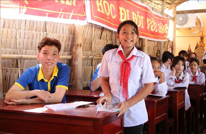 Các thanh, thiếu nhi phát biểu tại lớp học tiếng Anh. Ảnh: Nguyễn Hằng - TTXVN