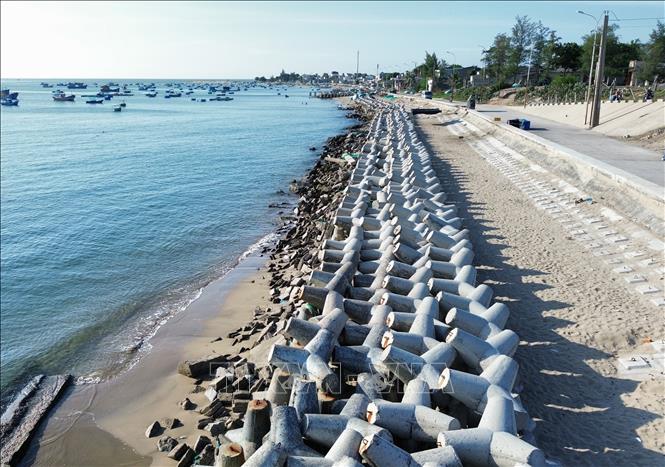 Tuyến kè chắn sóng biển xâm thực, bảo vệ khu dân cư phường Đông Hải (thành phố Phan Rang – Tháp Chàm). Ảnh: Nguyễn Thành – TTXVN