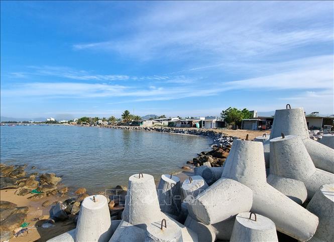 Dự án xây kè ven biển tại khu phố Ninh Chữ 1 (thị trấn Khánh Hải, huyện Ninh Hải) có chiều dài 593m với tổng mức đầu tư 40 tỷ đồng để khắc phục hậu quả thiên tai, sạt lở. Ảnh: Nguyễn Thành – TTXVN