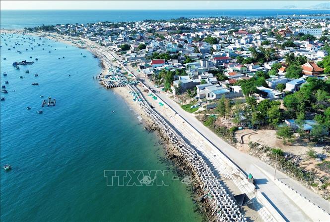 Kè chắn sóng biển xâm thực, bảo vệ khu dân cư phường Đông Hải (thành phố Phan Rang – Tháp Chàm). Ảnh: Nguyễn Thành – TTXVN