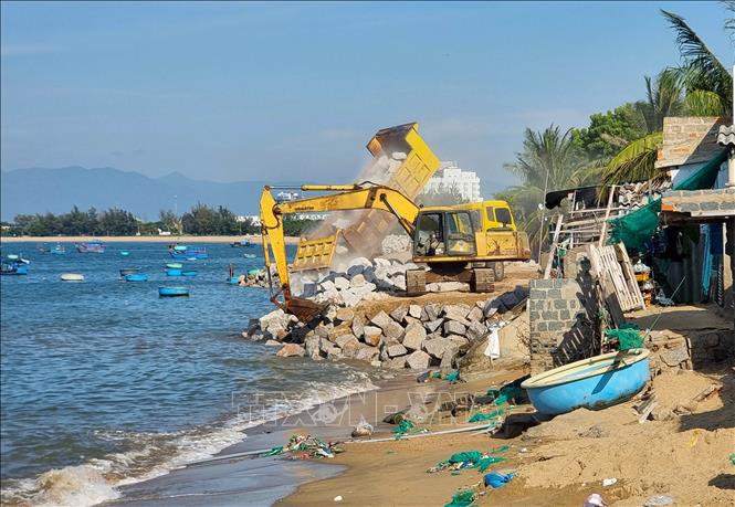 Thi công xây dựng tuyến kè ngăn sóng biển xâm thực, bảo vệ khu dân cư Khu phố Ninh Chữ 1 (thị trấn Khánh Hải, huyện Ninh Hải). Ảnh: Nguyễn Thành – TTXVN
