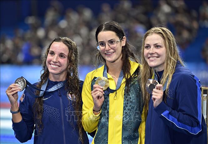 VĐV Kaylee McKeown (giữa) của Australia giành HCV, Regan Smith (trái) và Katharine Berkoff của Mỹ giành HCB và HCĐ nội dung bơi ngửa 100m nữ tại Olympic Paris 2024 ở Paris, Pháp, ngày 30/7/2024. Ảnh: THX/TTXVN