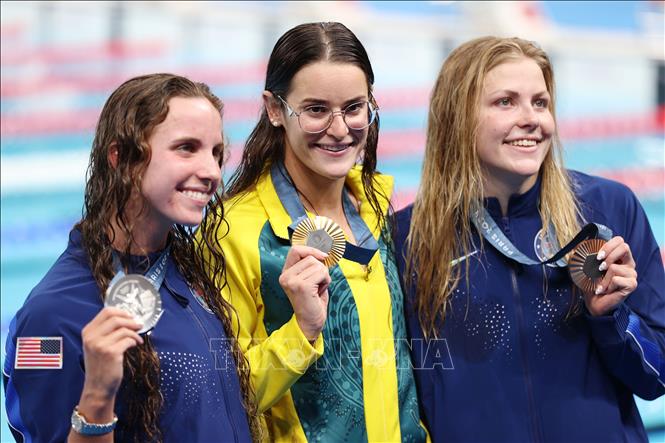 VĐV Kaylee McKeown (giữa) của Australia giành HCV, Regan Smith (trái) và Katharine Berkoff của Mỹ giành HCB và HCĐ nội dung bơi ngửa 100m nữ tại Olympic Paris 2024 ở Paris, Pháp, ngày 30/7/2024. Ảnh: THX/TTXVN