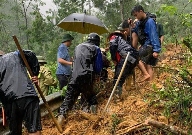 Rescuing victims of a landslide on a road connecting Na Ri and Bach Thong district in Bac Kan province. VNA/Photo by courtesy