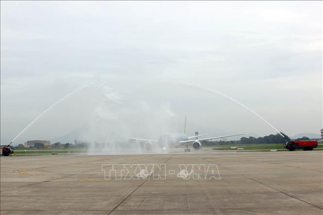 Nghi thức phun vòi rồng chào đón máy bay mới hạ cánh tại Nội Bài. Ảnh: Huy Hùng - TTXVN
