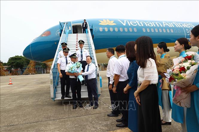 Tặng hoa chúc mừng phi hành đoàn. Ảnh: Huy Hùng - TTXVN
