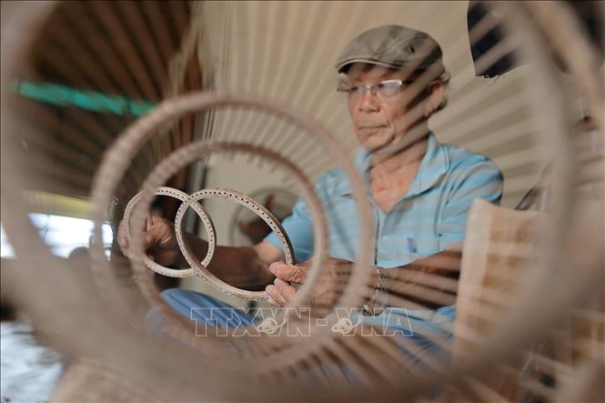 Các sản phẩm của mây tre đan Bao La được làm chủ yếu làm từ nguồn nguyên liệu tre, mây có tại địa phương, rất thân thiện với môi trường. Ảnh: Minh Quyết – TTXVN