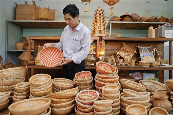 Sản phẩm tại hợp tác xã Mây tre Bao La đa dạng về mẫu mã, thân thiện với môi trường. Ảnh: Minh Quyết - TTXVN