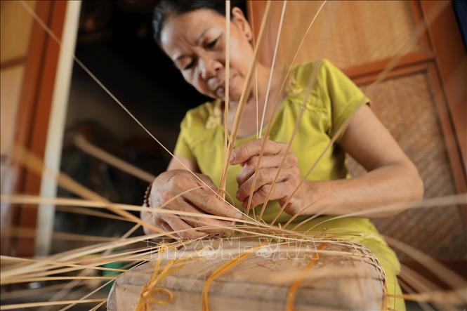 Đôi bàn tay khéo léo của người thợ làm ra những sản phẩm mỹ nghệ đẹp mắt. Ảnh: Minh Quyết – TTXVN