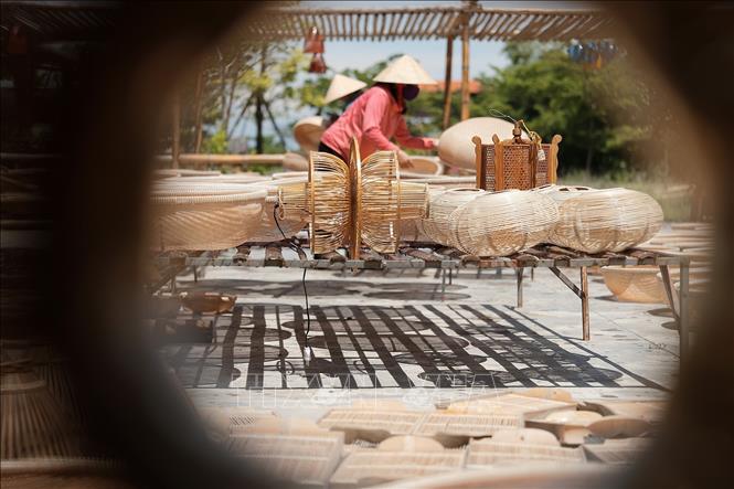 Các sản phẩm của mây tre đan Bao La được làm chủ yếu làm từ nguồn nguyên liệu tre, mây có tại địa phương, rất thân thiện với môi trường. Ảnh: Minh Quyết – TTXVN