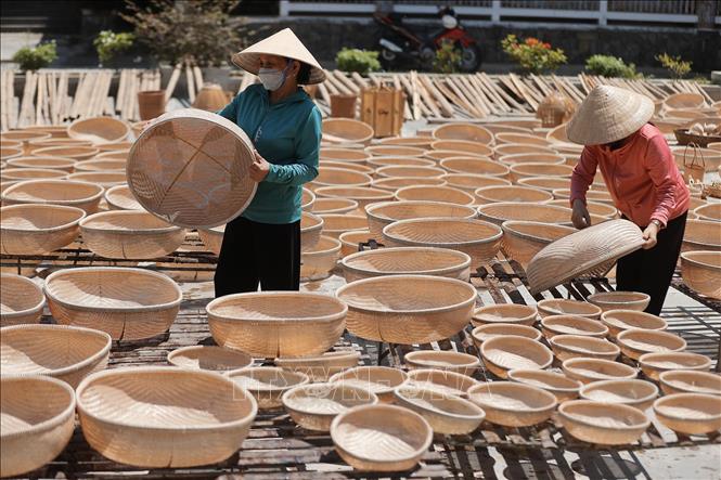 Đến nay, Hợp tác xã mây tre đan Bao La thu hút hơn 100 lao động, chủ yếu là phụ nữ và người già. Mỗi tháng, hợp tác xã sản xuất trên 4.000 sản phẩm các loại như: thúng, rổ rá, dần sàng, nong, nia và các loại đèn trang trí… Ảnh: Minh Quyết – TTXVN