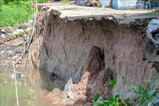 Cận cảnh sạt lở ăn sâu vào bờ, ảnh hưởng đến đường giao thông trên tuyến sông Trà Nóc, quận Bình Thủy, thành phố Cần Thơ. Ảnh: Thanh Liêm - TTXVN