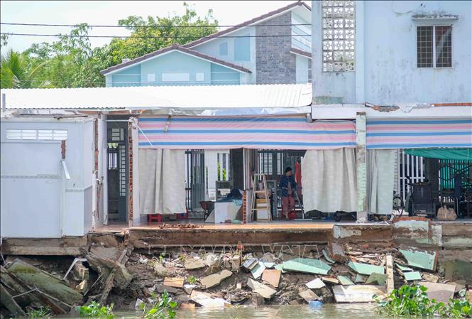Hơn 10 căn nhà nằm trên đường Lê Thị Hồng Gấm, phường Trà An, quận Bình Thủy, thành phố Cần Thơ bị sạt lở mất phần nhà phía sau hồi tháng 4/2024. Ảnh: Thanh Liêm - TTXVN